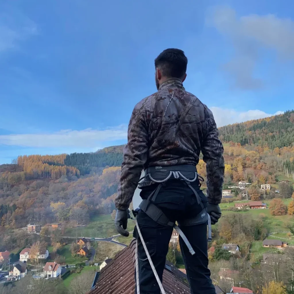 Travail sur le faîte du toit